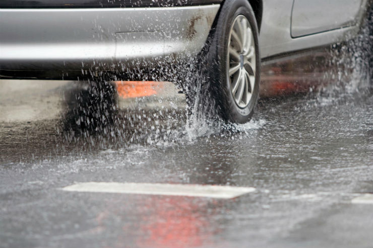 What is aquaplaning and how to avoid it