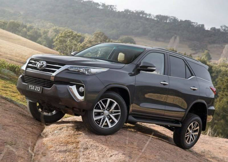 Upcoming Toyota Fortuner and Etios spied in India | Cartoq