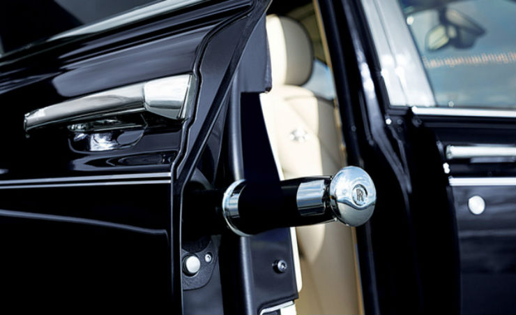 The #rollsroyce umbrella is such a cool car feature #cars #carbuzz