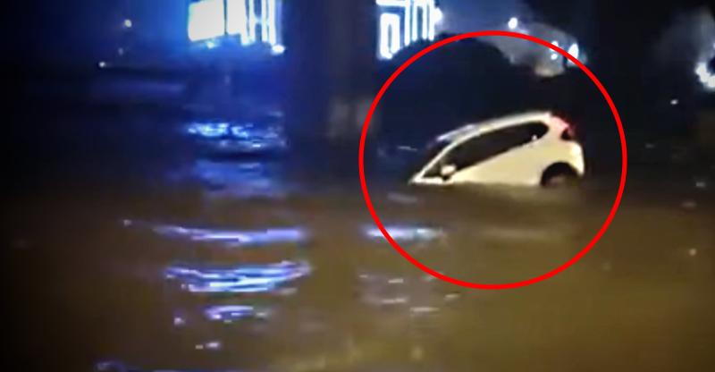 [VIDEO] Woman being rescued from drowning Honda Jazz in Bangalore floods