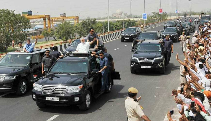 Chappal Hurled At PM Modi’s Car As Motorcade Passes Through Varanasi Streets (Video)