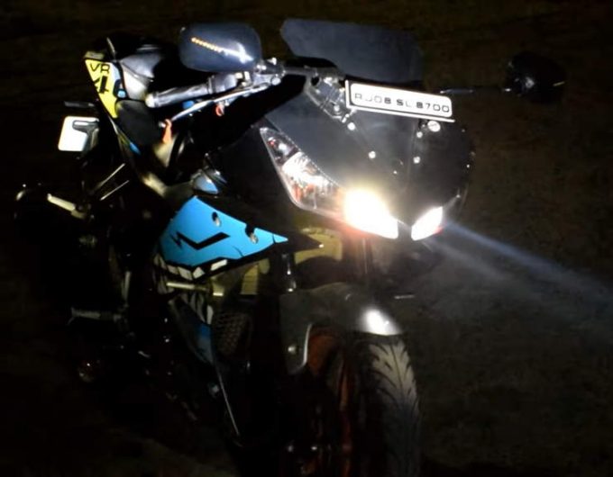 check-this-ultra-cool-yamaha-r15-out-gets-automatic-high-beam-to-low