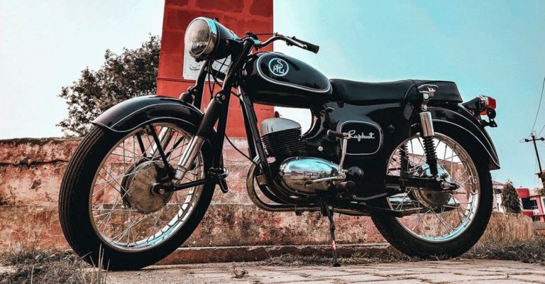 Watch Rajdoot 175 vintage motorcycle getting beautifully restored on video