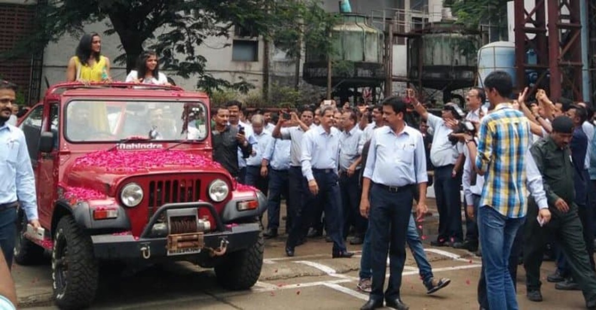 Fans want Anand Mahindra to gift PV Sindhu another Thar ...