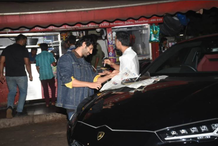 Kartik Aryan comiendo comida callejera en el capó de su Lamborghini Urus tiene internet dividido