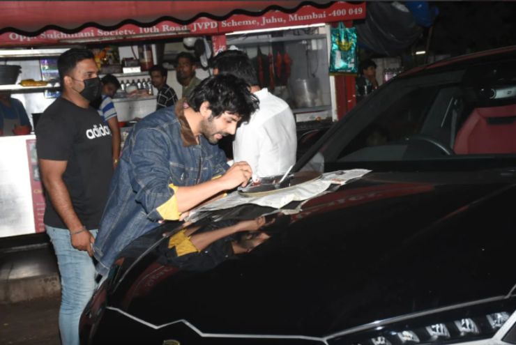 Kartik Aryan comiendo comida callejera en el capó de su Lamborghini Urus tiene internet dividido