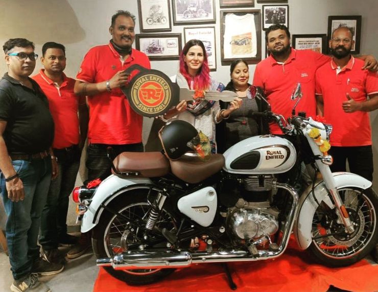 royal enfield showroom in select citywalk