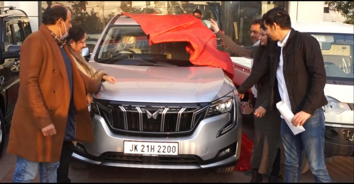 Wife gets Mahindra XUV700 as surprise gift on 25th wedding anniversary