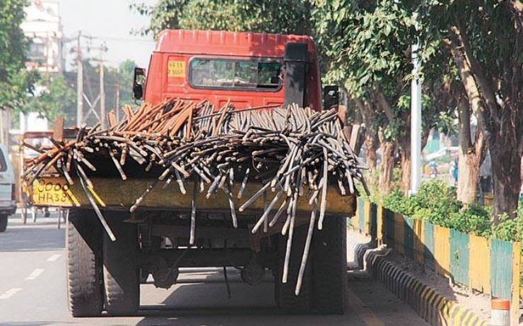 New Tata Safari crashes into truck loaded with heavy equipment: Passengers safe [Video]