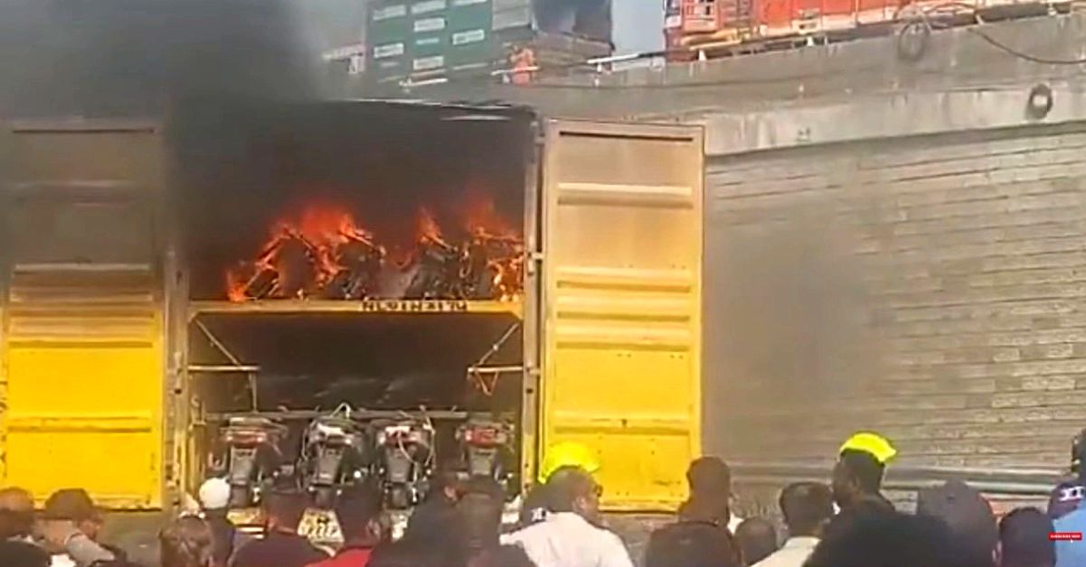 20-electric-scooters-catch-fire-while-being-transported-in-a-truck-video