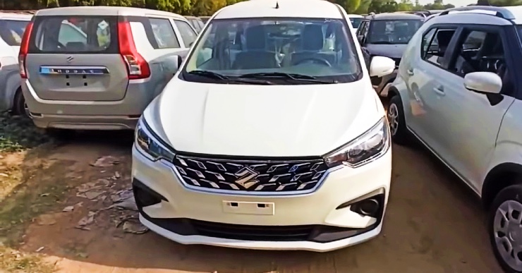 2022 Maruti Suzuki Ertiga VXI in a walk around video