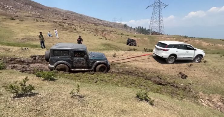 Toyota Fortuner & Mahindra Thar get stuck in slush: Rescued