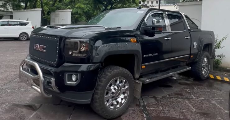 GMC Denali 2500 HD pick-up truck next to a Ford Endeavour looks huge [Video]