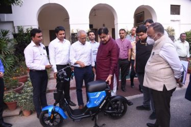 Union Minister Nitin Gadkari tries out a Yulu Miracle electric 2 ...