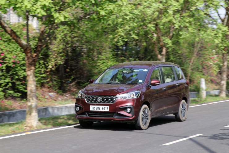 Kia Carens vs Maruti Suzuki Ertiga: Comparing Their Variants Priced Rs 13-14 Lakh for Safety-conscious Car Buyers