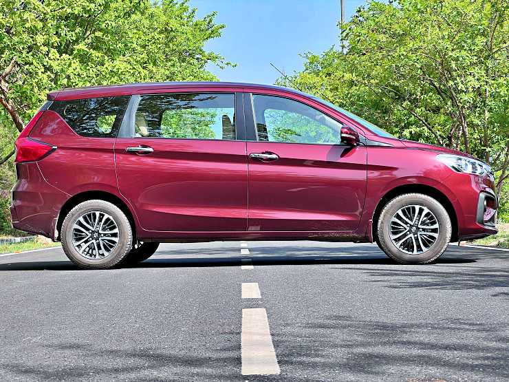 Kia Carens vs Maruti Suzuki Ertiga: Comparing Their Variants Priced Rs 13-14 Lakh for Safety-conscious Car Buyers