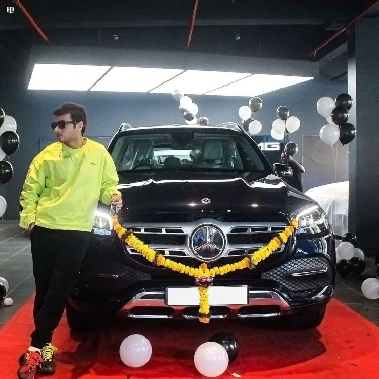 詐欺 1992 年の俳優 Pratik Gandhi と Mirzapur の俳優 Divyendu Sharma がメルセデス ベンツ GLS 400d 高級 SUV を家に持ち帰る