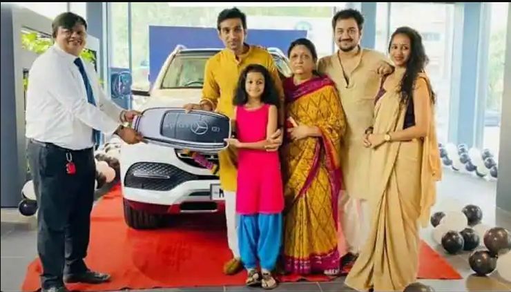 詐欺 1992 年の俳優 Pratik Gandhi と Mirzapur の俳優 Divyendu Sharma がメルセデス ベンツ GLS 400d 高級 SUV を家に持ち帰る