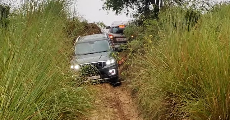 Mahindra Scorpio-N rescues Ford Endeavour during off-roading [Video]