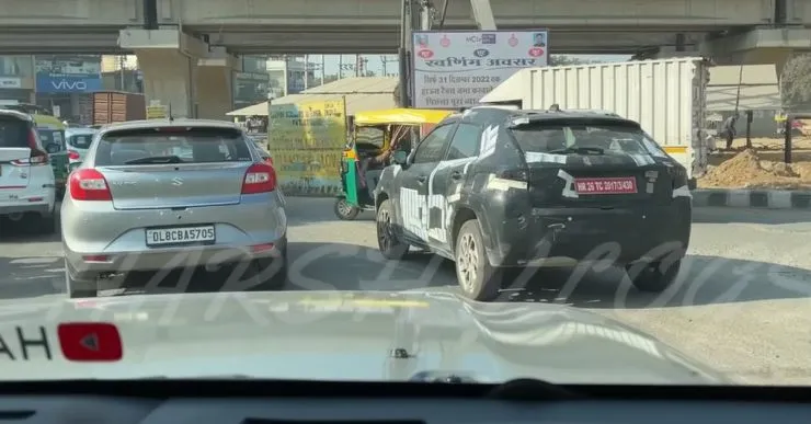 Maruti Baleno Cross spotted testing next to regular Balen