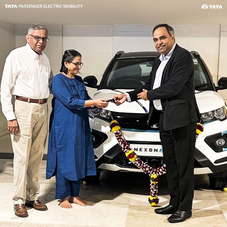 Tata Motors が 50,000 台の電気自動車生産のマイルストーンを達成: N Chandrasekharan 会長が 2 番目の Nexon EV を購入