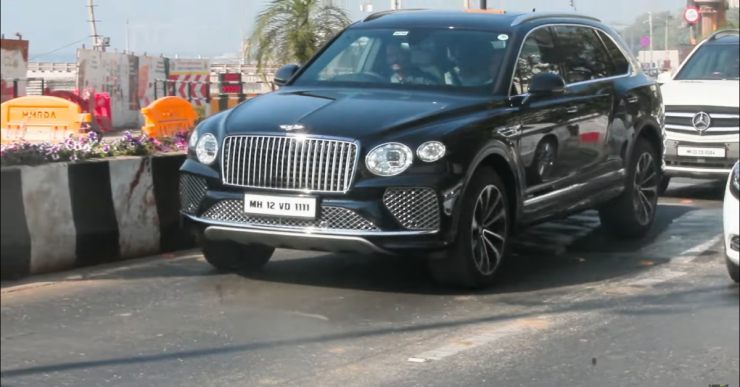 Adar Poonawalla の新しい Bentley Bentayga EWB が路上で発見されました 