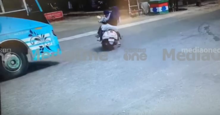 スクーターに乗ったヘルメットなしの少女 3 人をバスの運転手の反射神経が助けた [Video]