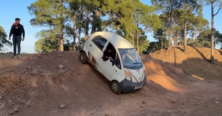 Tata NanoはMahindra Tharでオフロードを走ります：これがパフォーマンスの方法です [Video]