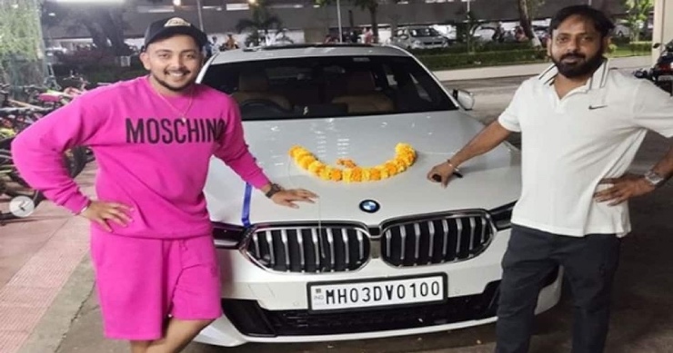 クリケット選手 Prithvi Shaw が父親に BMW 6 シリーズを贈る: ヤマハ Libero サーフェスに乗っている両方の子供時代の写真