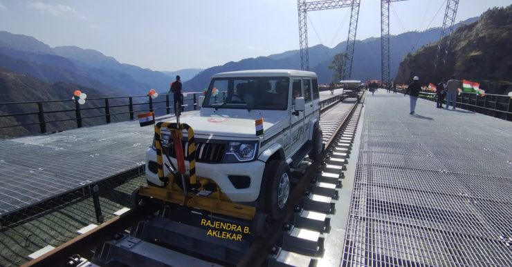 インド鉄道はマヒンドラ・ボレロを使用して、世界で最も高い鉄道橋を検査します [Video]