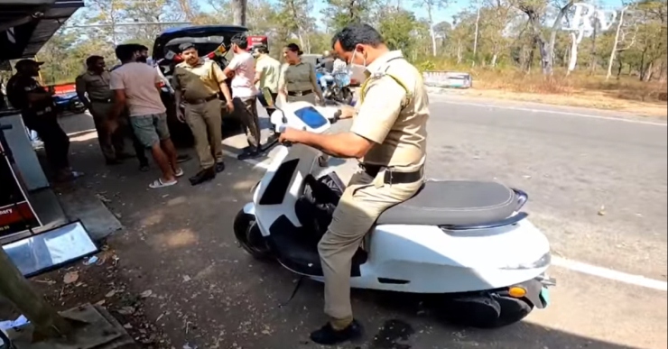 Youtuber rides Ola S1 Pro electric scooter from Karnataka to Kerala: Police stop him to check out the EV [Video]
