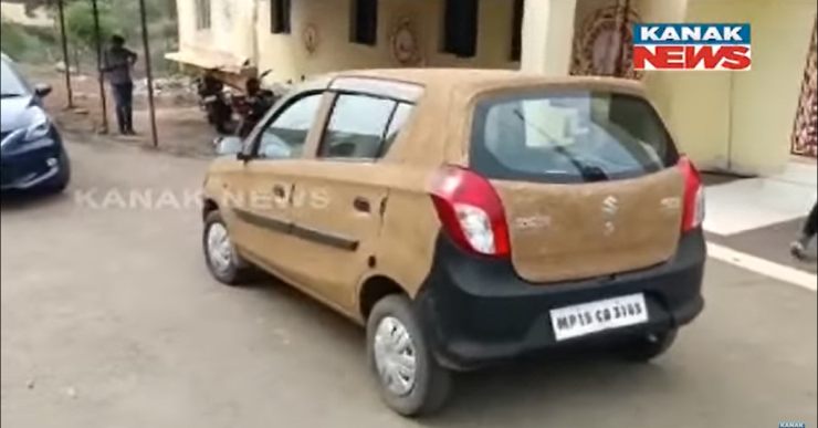 マディヤ プラデーシュ州の医師は、Maruti Alto 800 に牛糞を塗って体温を下げる