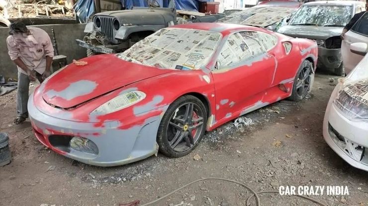 インドの地元のガレージで再塗装されている数千万ドルのフェラーリ F430 スーパーカー: 写真が口コミで広まる