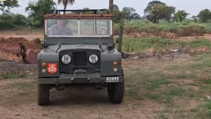 This teenage Indian girl drives a 50 year old Land Rover Series 1 SUV [Video]