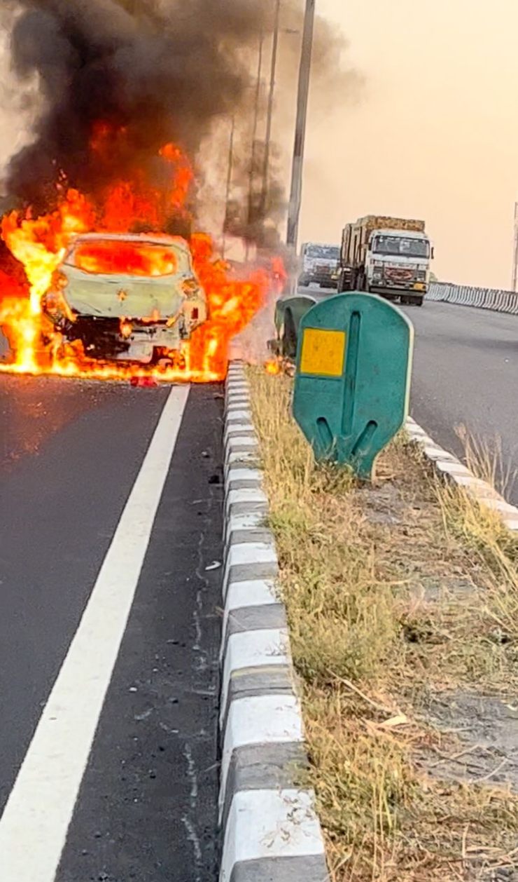 グジャラート州で運転中に1か月前のTata Punch SUVが発火：所有者がFIRを提出 [Video]