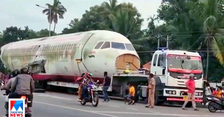 トリバンドラムからハイデラバードへの退役した飛行機を運ぶトラックは大勢の人を引き付けます 