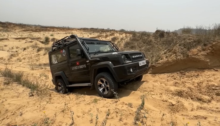 フォース・グルカ4X4が砂にはまり：トラクターで救出 [Video]