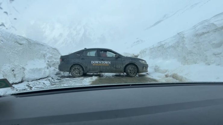 フォルクスワーゲン ヴィルタス GT などの車を雪の積もった峠に連れて行くのは悪い考えです: 証明 [Video]