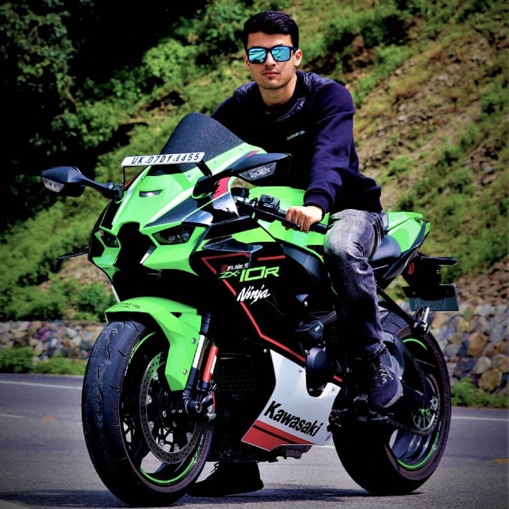 YouTuber のアガスティア チャウハンが、カワサキ ニンジャ ZX-10R スーパーバイクで時速 300 km を達成しようとして死亡しました。