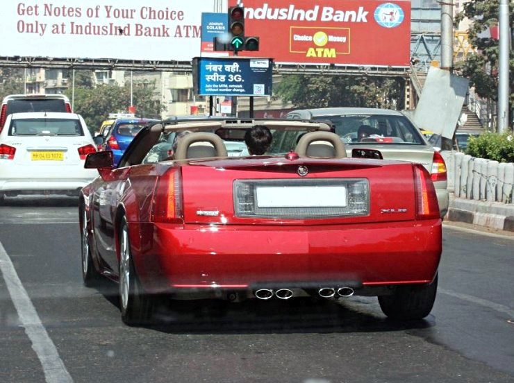 この貴重な映像でラタン・タタがメルセデス・ベンツ SL500 を運転しているところを発見 [Video]