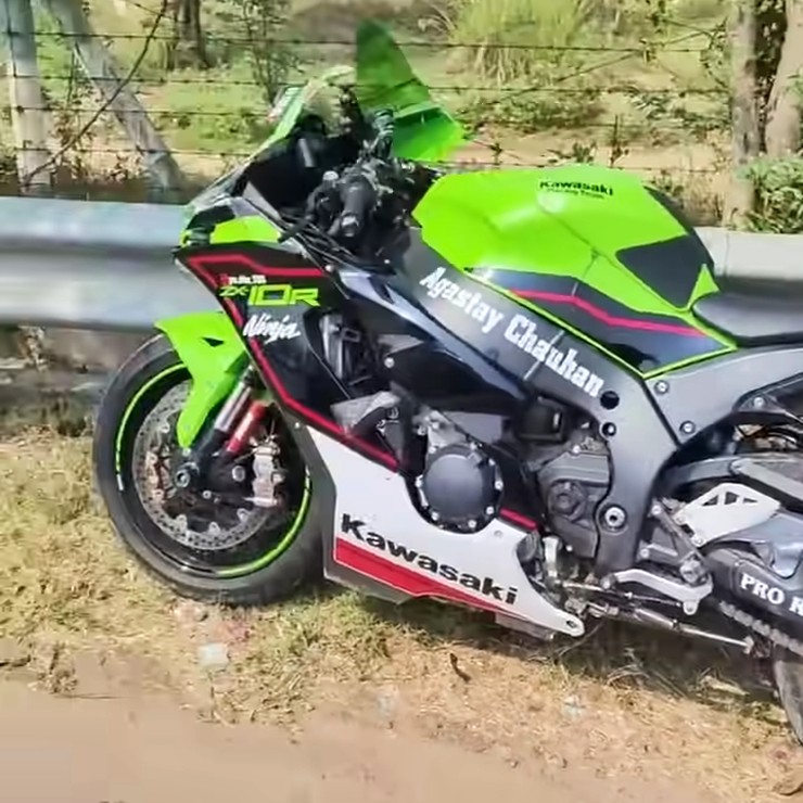 YouTuber のアガスティア チャウハンが、カワサキ ニンジャ ZX-10R スーパーバイクで時速 300 km を達成しようとして死亡しました。