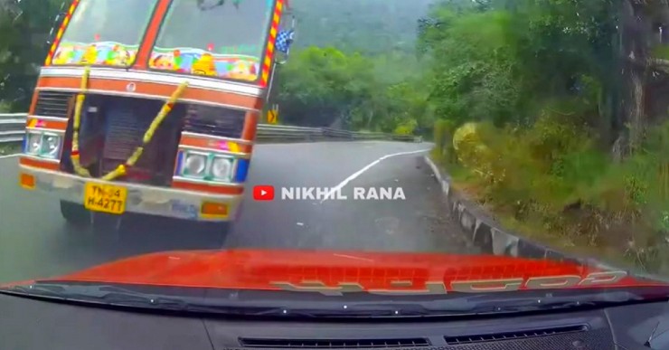起亜セルトスの運転手が丘陵地帯を運転中にパニックに陥り、トラックに衝突 [Video]