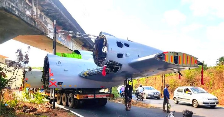 航空機を積んだトラックがゴア橋の下で立ち往生：高速道路で大渋滞を引き起こす [Video]