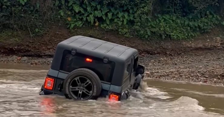 心臓が止まる瞬間: 新しい Mahindra Thar 4X4 SUV が、川を渡る際に浮力を維持するために戦います [Video]