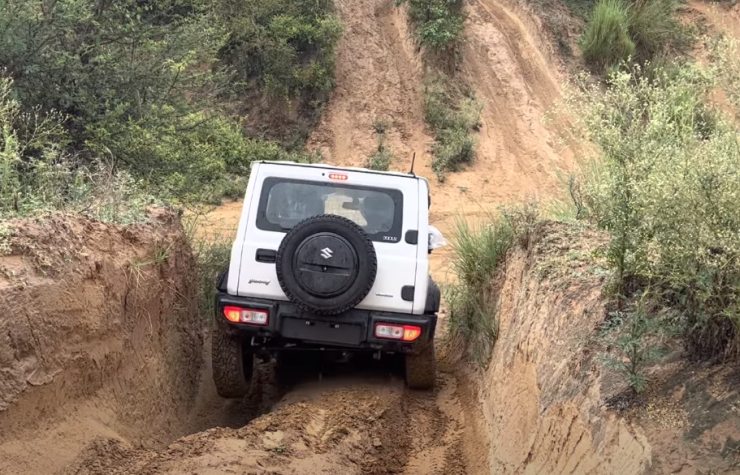 Maruti Suzuki Jimny vs Mahindra Thar in an off-road battle – Who wins? [Video]