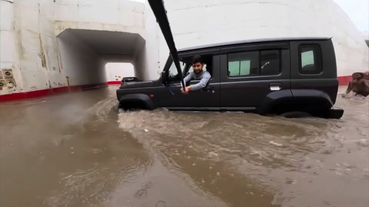Maruti Suzuki Jimny shows off its water wading ability by effortlessly driving across flooded underpass [Video]