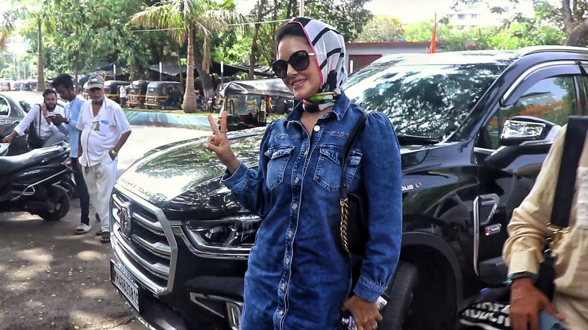 1200px x 675px - Bollywood actress Sunny Leone spotted in her MG Motor Gloster luxury SUV in  Mumbai