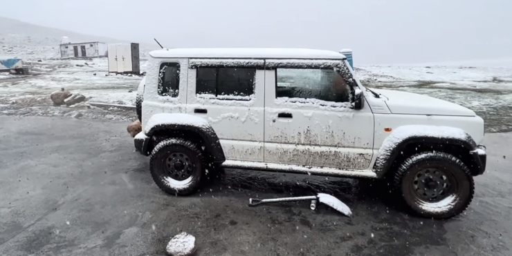 Maruti Suzuki Jimny owner camps on one of the highest mountain passes in India [Video]