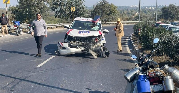Haryana Police’s Innova driving on wrong way on National Highway is absolutely stupid [Video]
