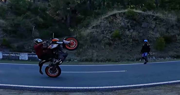 Rashly ridden KTM Duke rear-ends a Maruti Alto on a mountain road [Video]